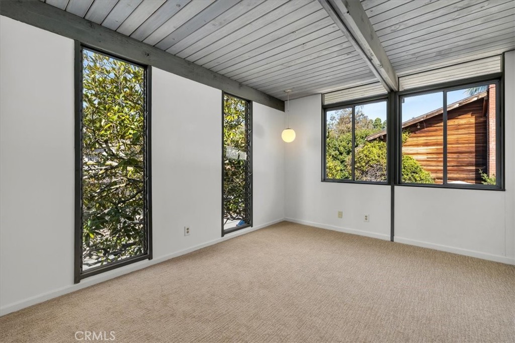 418 Sycamore Road Santa Monica, CA 90402 - Photo 23 of 43 an empty room with windows and closet