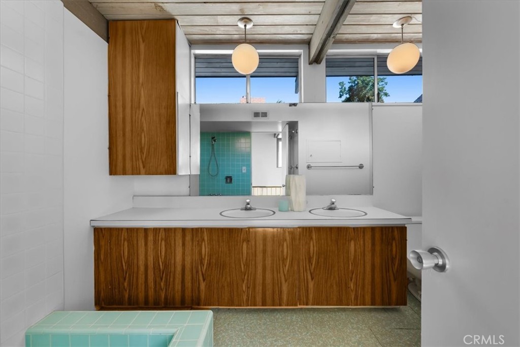 418 Sycamore Road Santa Monica, CA 90402 - Photo 31 of 43 a bathroom with a sink and a mirror