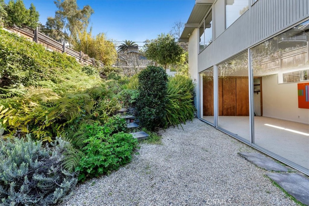 418 Sycamore Road Santa Monica, CA 90402 - Photo 33 of 43 a view of a pathway with a house