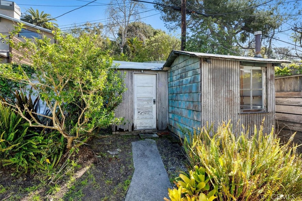 418 Sycamore Road Santa Monica, CA 90402 - Photo 36 of 43 a yellow house with a flower garden