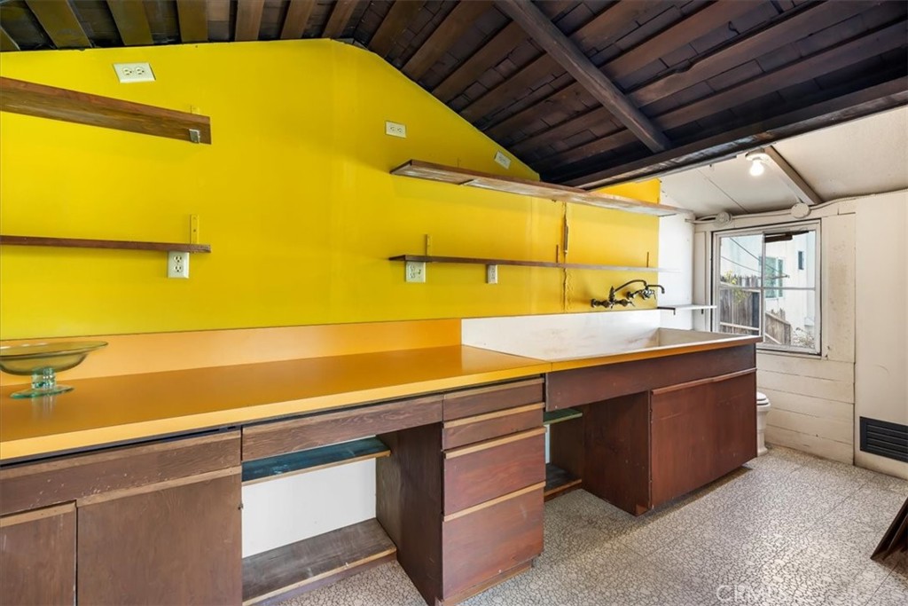 418 Sycamore Road Santa Monica, CA 90402 - Photo 38 of 43 a view of a indoor swimming pool