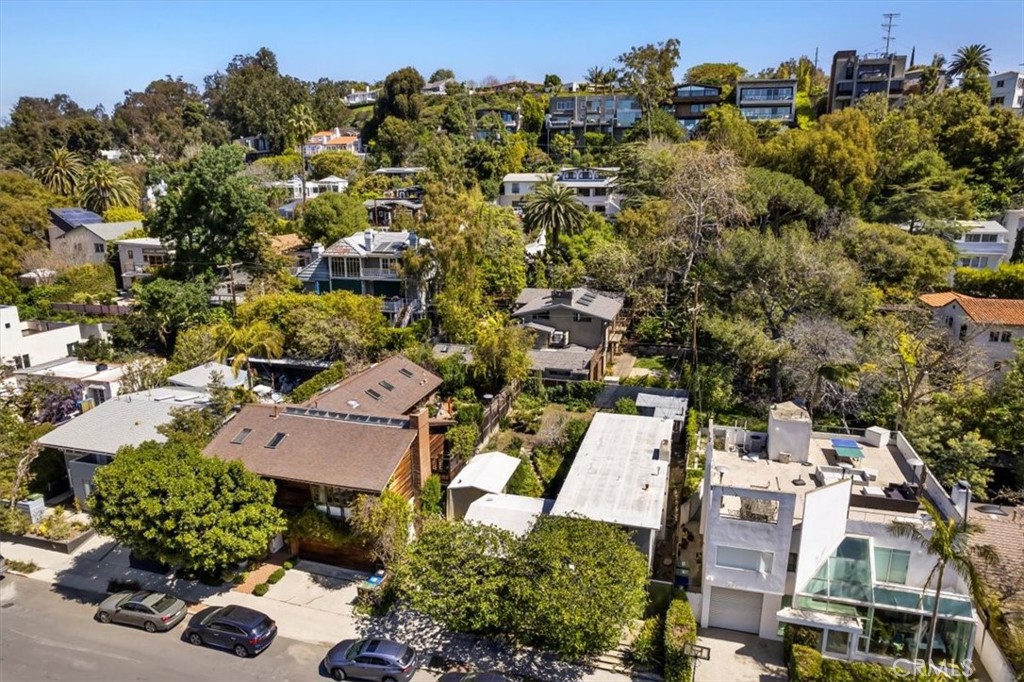 418 Sycamore Road Santa Monica, CA 90402 - Photo 40 of 43 an aerial view of residential houses with outdoor space