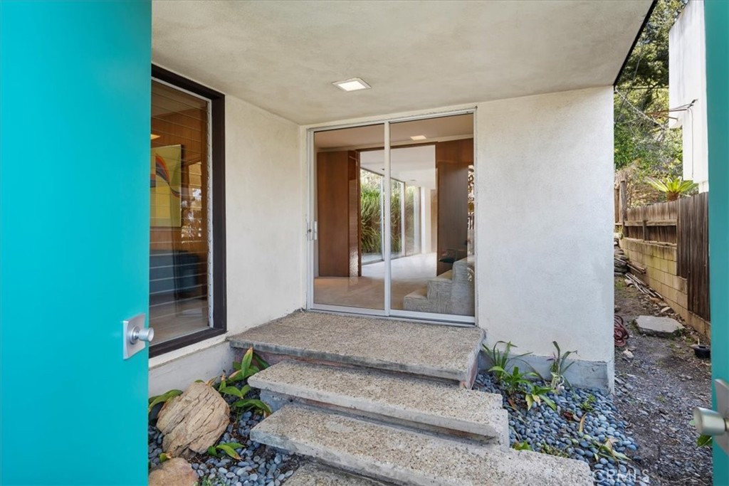 418 Sycamore Road Santa Monica, CA 90402 - Photo 4 of 43 a front view of a house with a garden