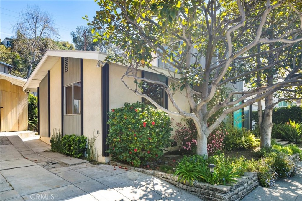 418 Sycamore Road Santa Monica, CA 90402 - Photo 42 of 43 a front view of a house with garden