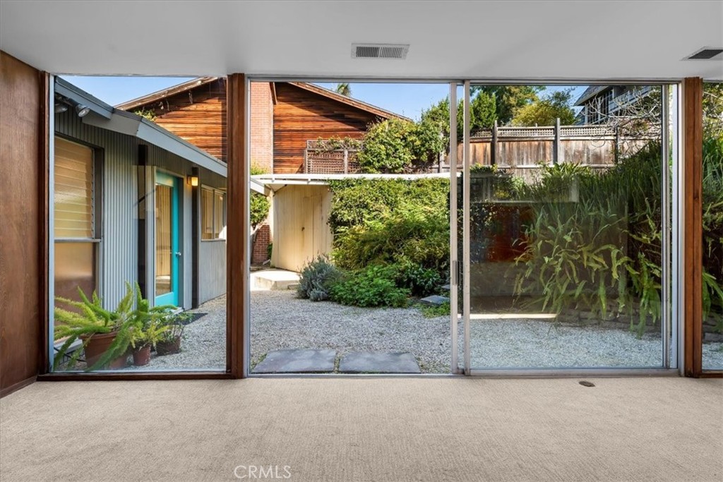 418 Sycamore Road Santa Monica, CA 90402 - Photo 6 of 43 a view of a entrance gate of the house