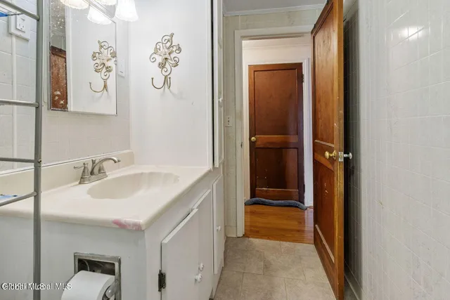 $2,400 | 23 Lakeview Avenue, East Greenbush, NY 12144