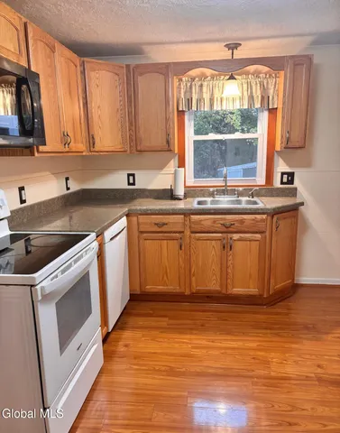 $2,400 | 23 Lakeview Avenue, East Greenbush, NY 12144