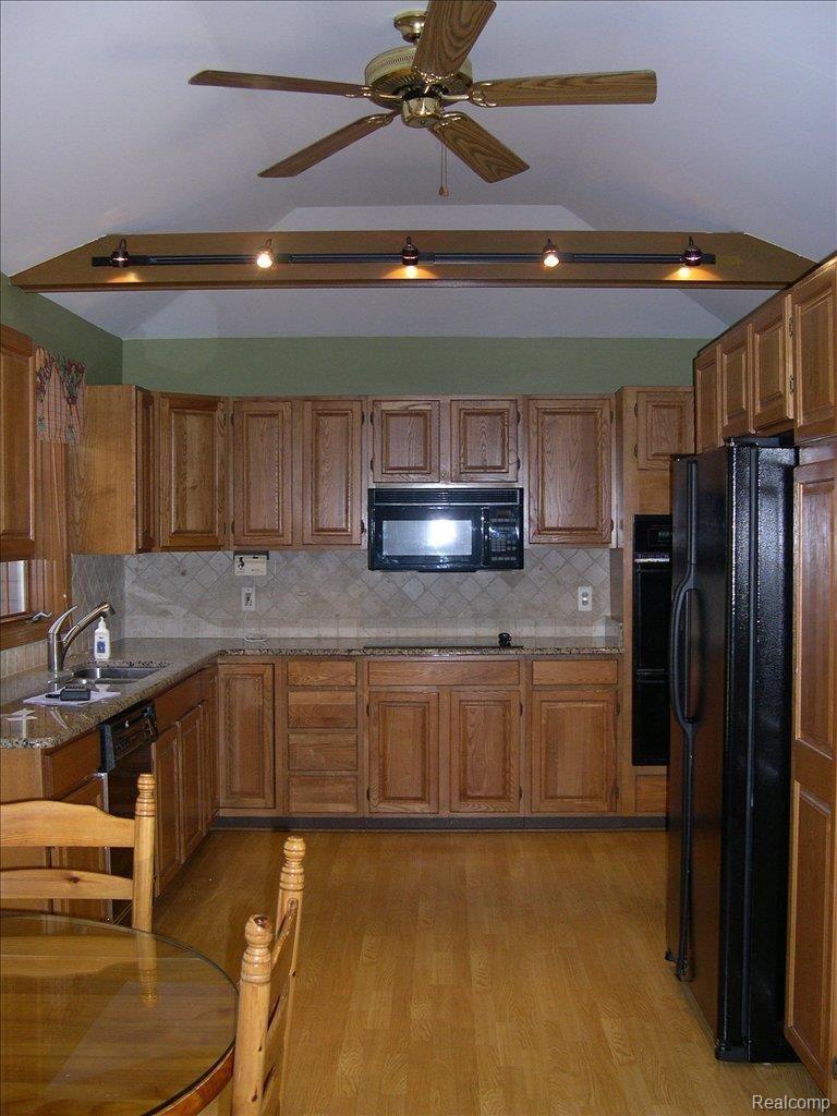 320 East Gunn Road Rochester, MI 48306 - Photo 4 of 16 Granite Counters in Bright Kitch
