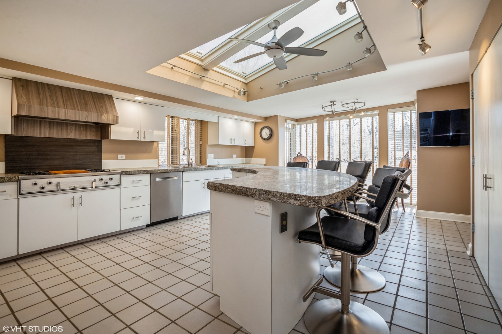 24 Yorkshire Woods Oak Brook, IL 60523 - Photo 6 of 22