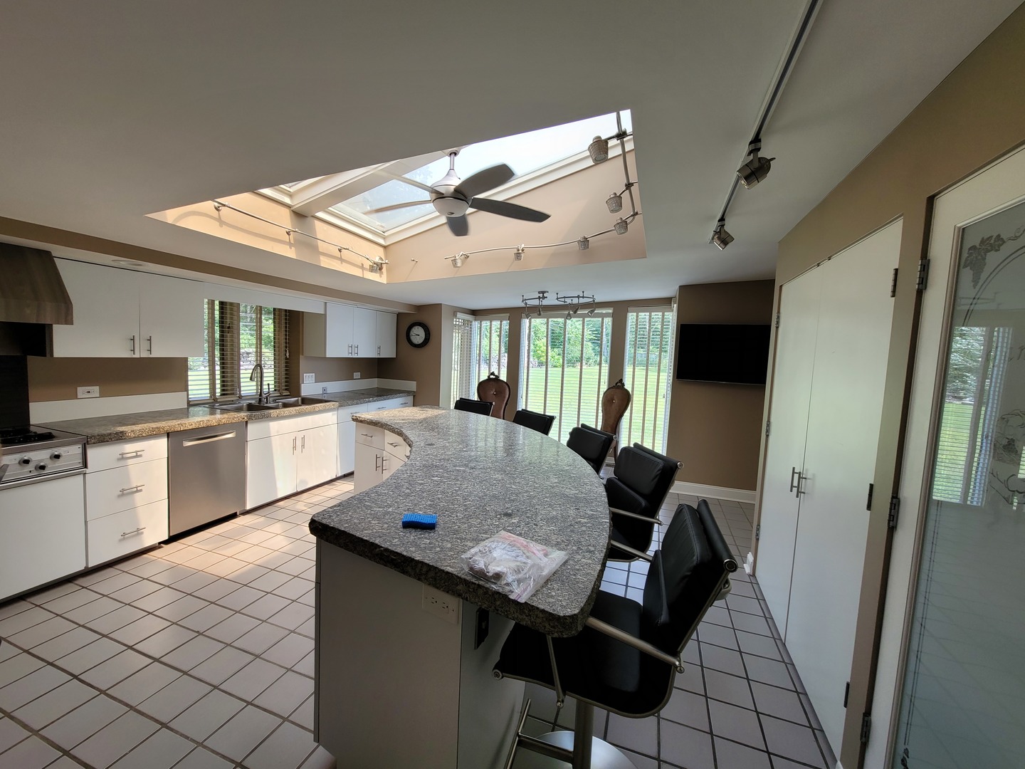 24 Yorkshire Woods Oak Brook, IL 60523 - Photo 8 of 22