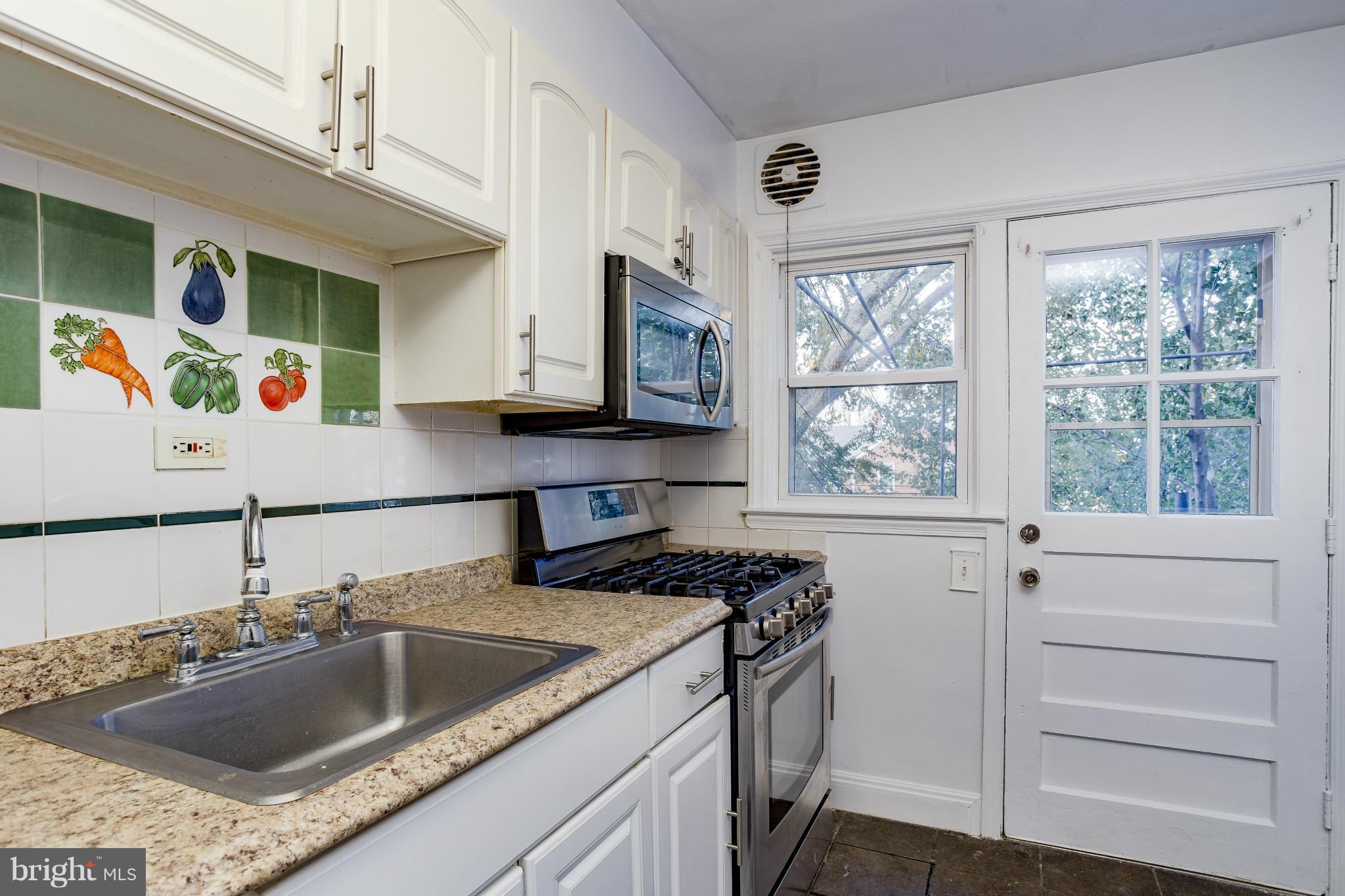 825 Stamford Road Baltimore, MD 21229 - Photo 11 of 23 Kitchen