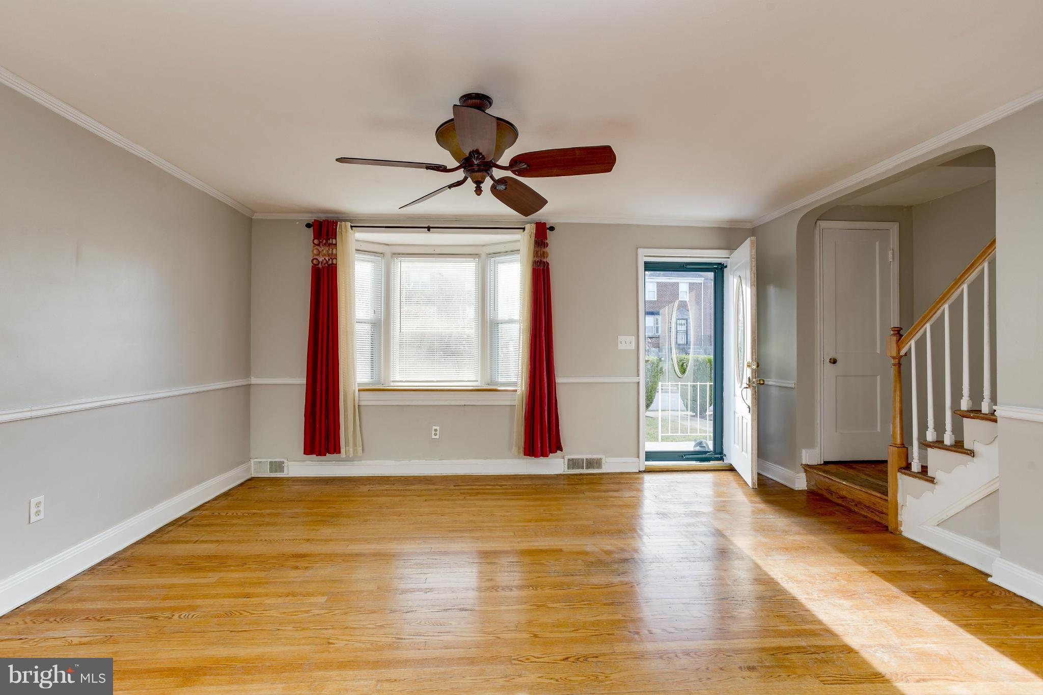 825 Stamford Road Baltimore, MD 21229 - Photo 3 of 23 Living Room
