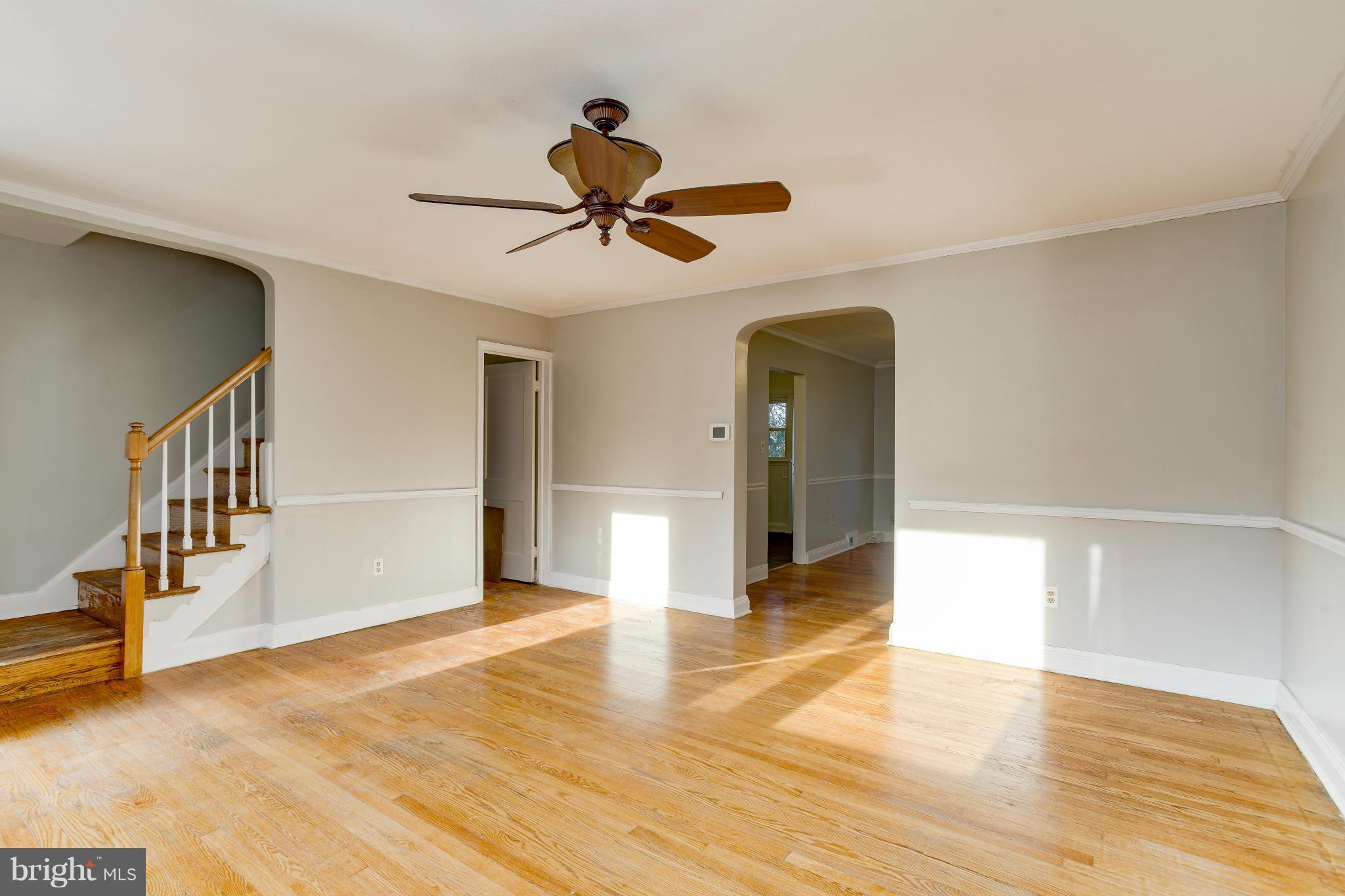 825 Stamford Road Baltimore, MD 21229 - Photo 4 of 23 Living Room