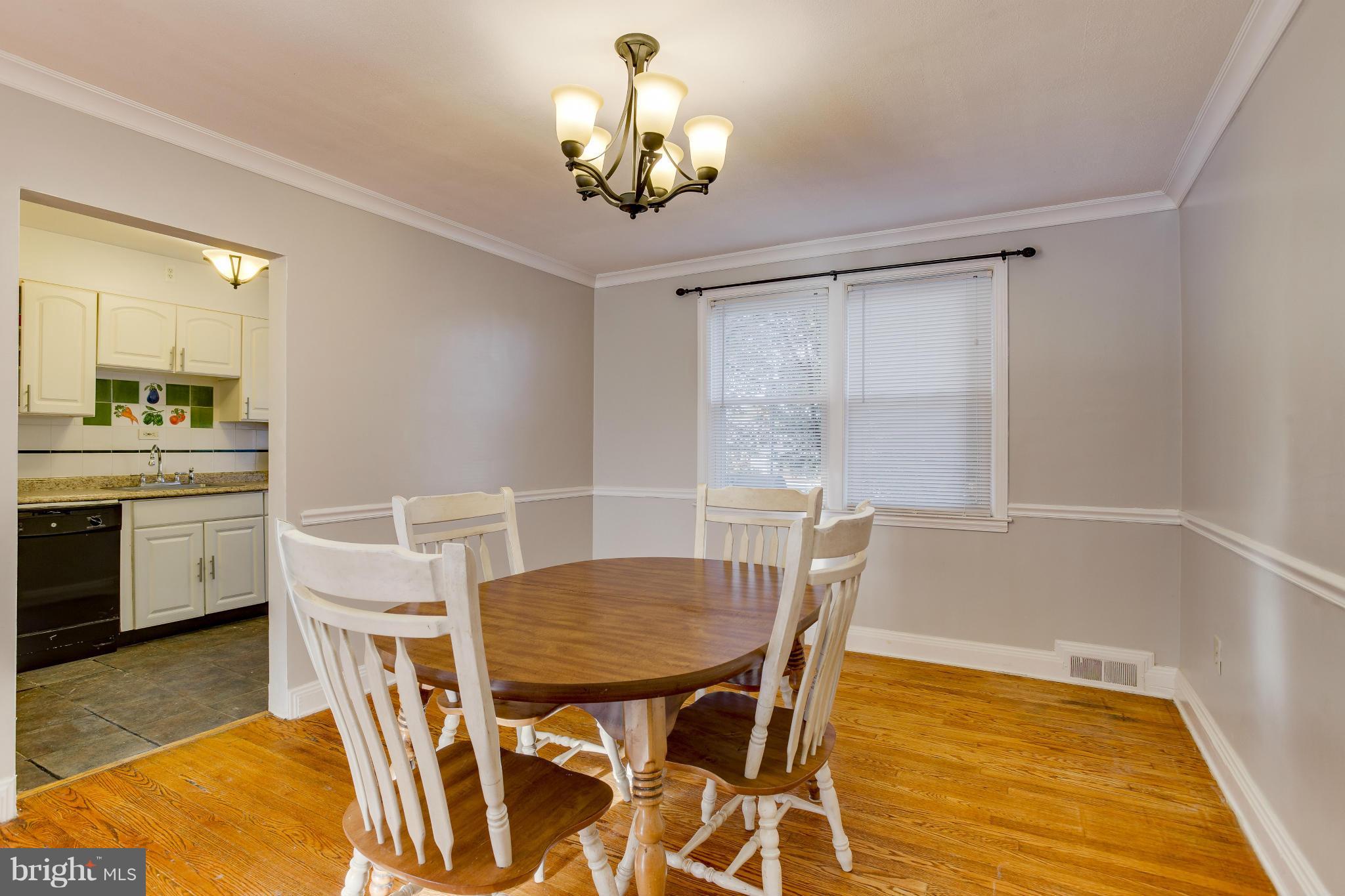 825 Stamford Road Baltimore, MD 21229 - Photo 5 of 23 Dining Room