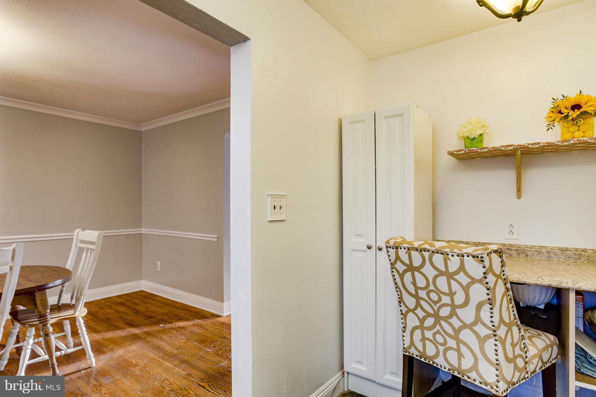 825 Stamford Road Baltimore, MD 21229 - Photo 8 of 23 Living Room