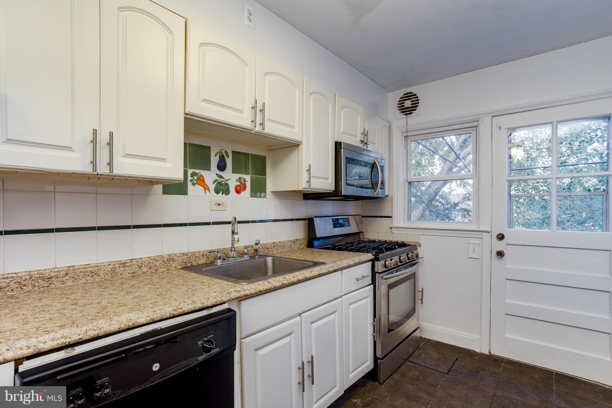 825 Stamford Road Baltimore, MD 21229 - Photo 9 of 23 Kitchen