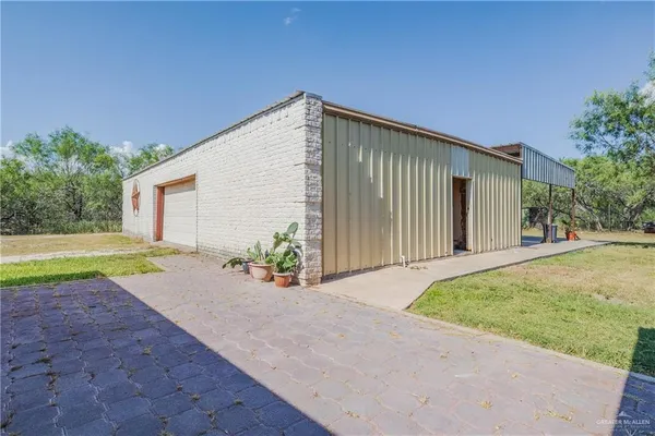 a view of a house with backyard and garden