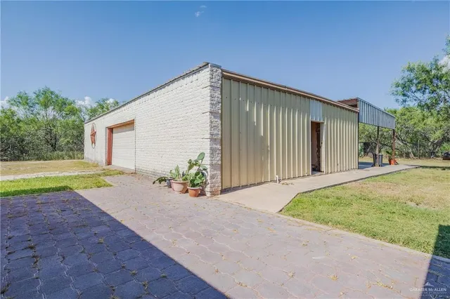 a view of a house with backyard and garden