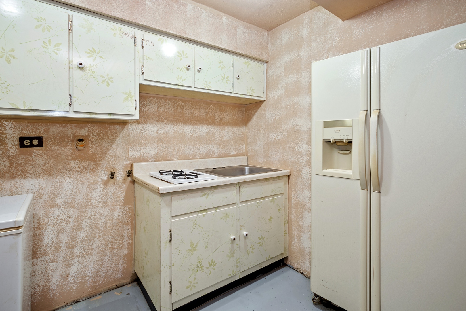 639 Sable Avenue Addison, IL 60101 - Photo 14 of 16 a kitchen with cabinets and a stove