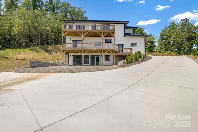 $899,900 | 115 Nader Avenue, Weaverville, NC 28787