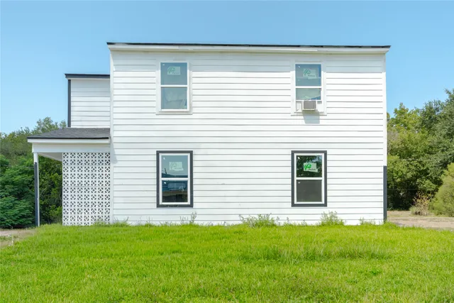 a view of a back yard of the house