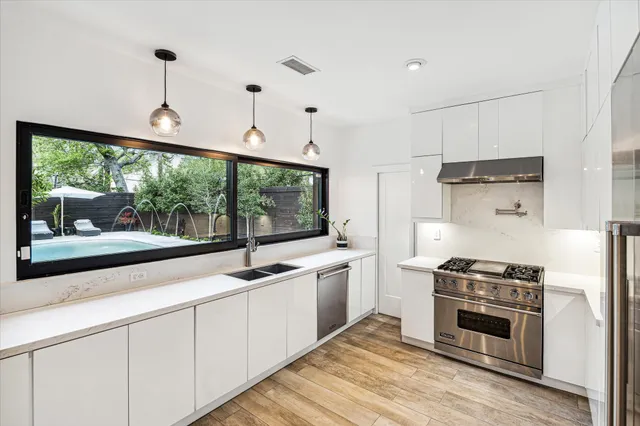 $1,950,000 | 5406 Woodway Drive, Houston, TX 77056