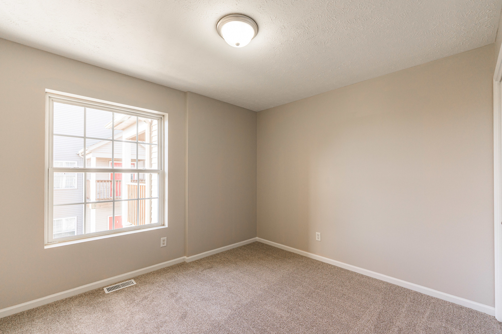 639 Stonegate Drive Sycamore, IL 60178 - Photo 19 of 32 an empty room with a window