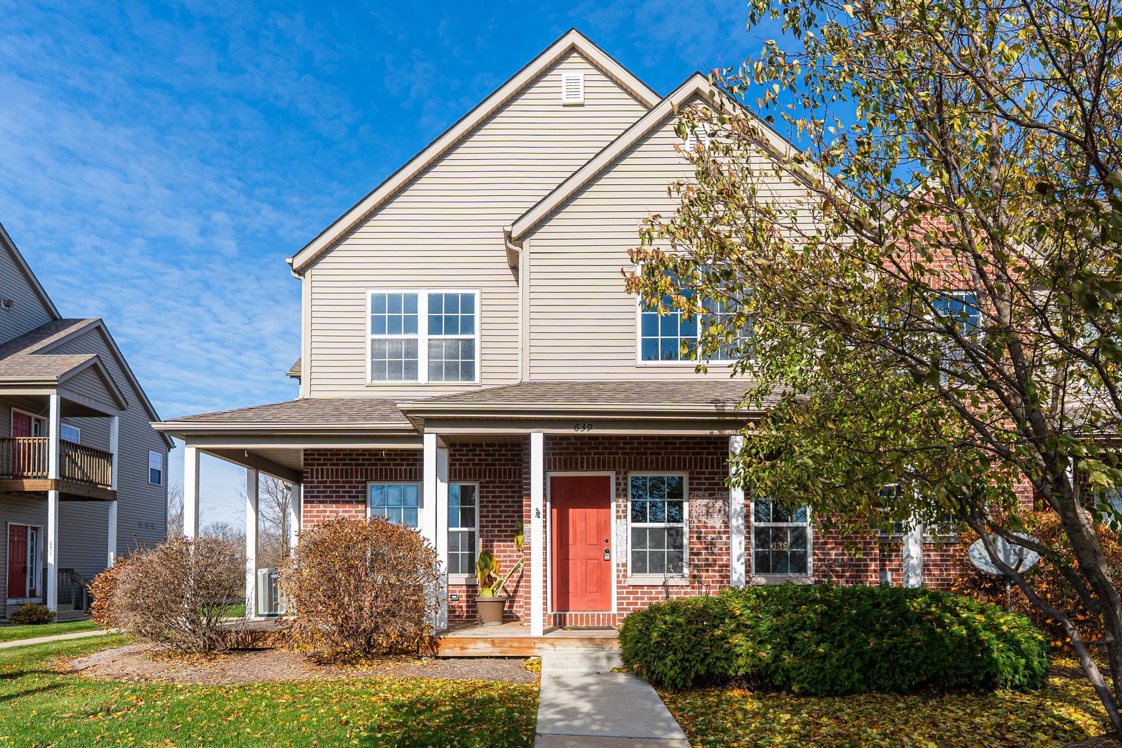 639 Stonegate Drive Sycamore, IL 60178 - Photo 2 of 32 a front view of a house with garden