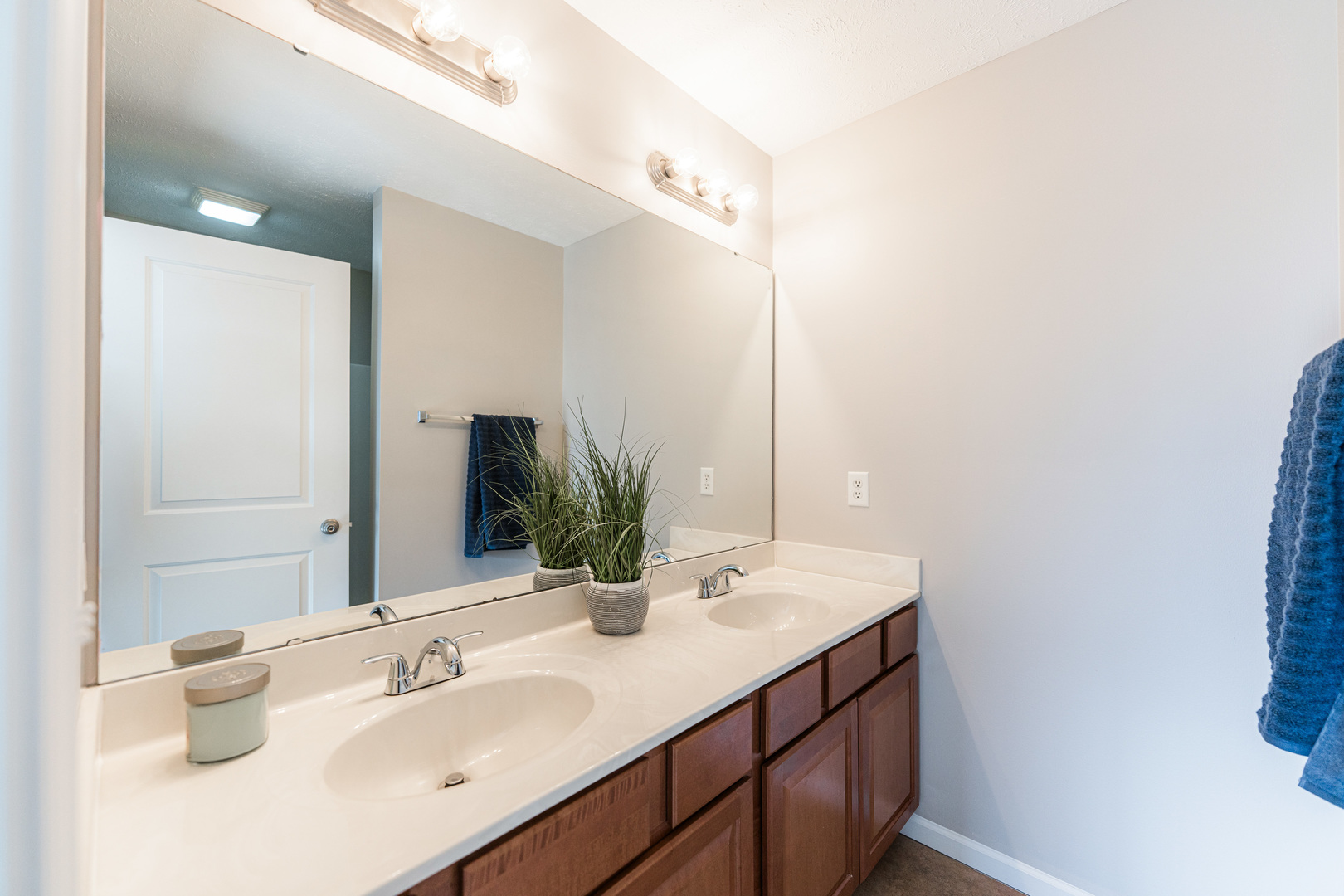 639 Stonegate Drive Sycamore, IL 60178 - Photo 21 of 32 a bathroom with a sink and a mirror