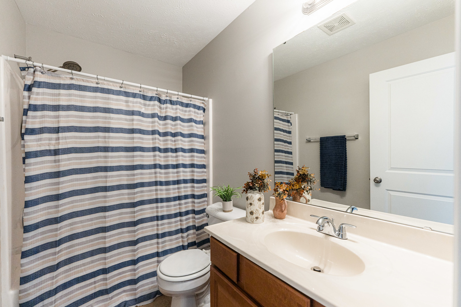639 Stonegate Drive Sycamore, IL 60178 - Photo 25 of 32 a bathroom with a sink toilet and shower