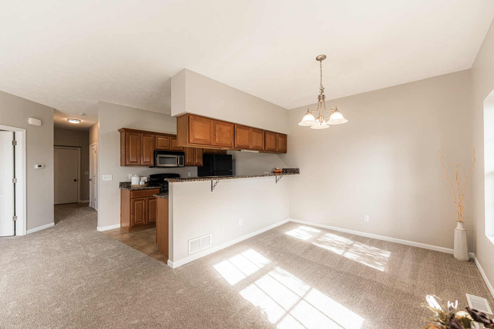 639 Stonegate Drive Sycamore, IL 60178 - Photo 7 of 32 a view of kitchen with refrigerator stove and microwave