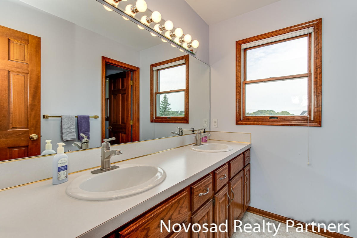 1728 Riva Ridge Drive Southeast Grand Rapids, MI 49546 - Photo 18 of 29 Upper Bath