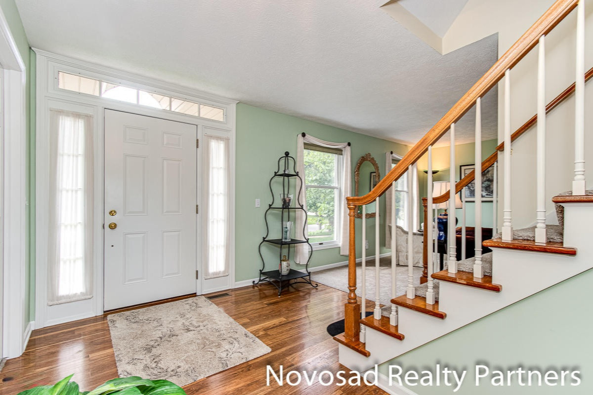 1728 Riva Ridge Drive Southeast Grand Rapids, MI 49546 - Photo 3 of 29 Foyer