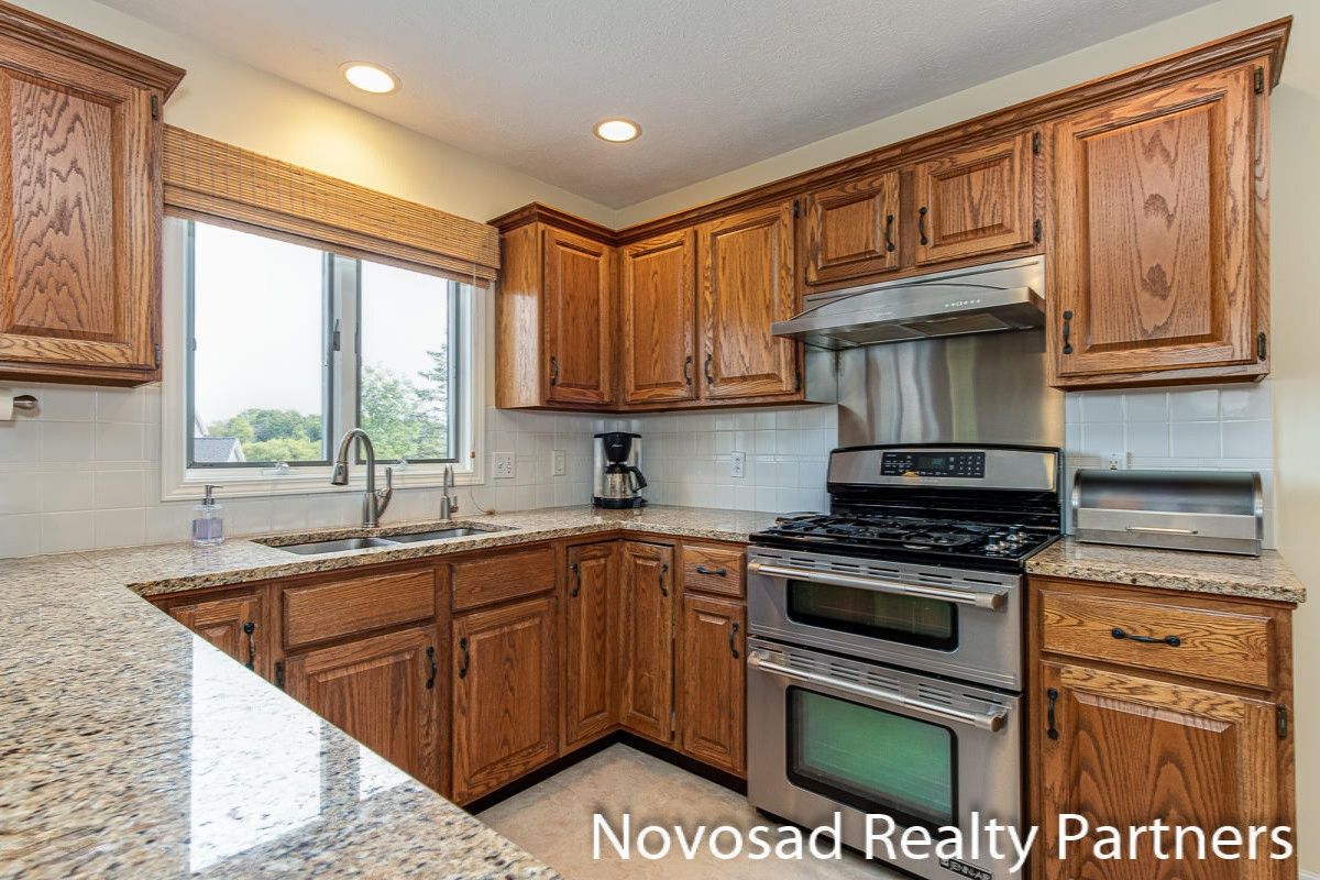 1728 Riva Ridge Drive Southeast Grand Rapids, MI 49546 - Photo 8 of 29 Kitchen
