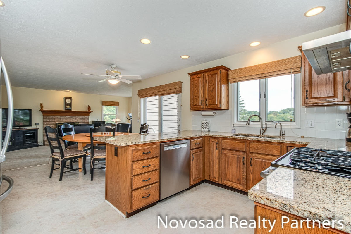 1728 Riva Ridge Drive Southeast Grand Rapids, MI 49546 - Photo 9 of 29 Kitchen