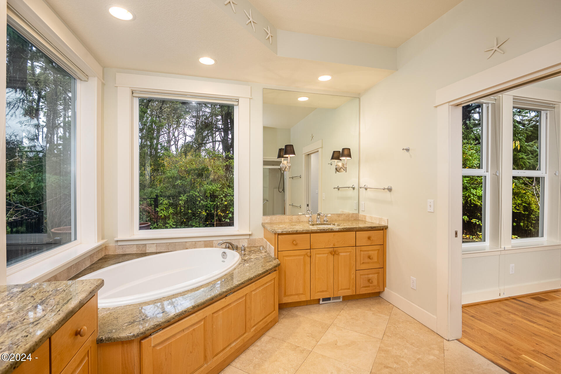 160 Southwest 61 Street Newport, OR 97366 - Photo 21 of 52 Large soaking tub