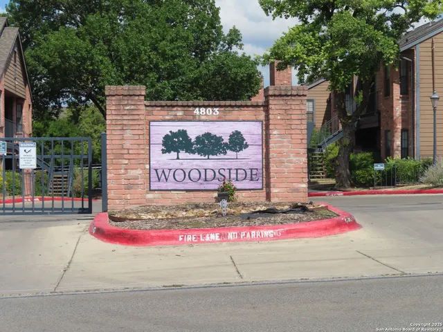 a sign that is sitting on a brick wall