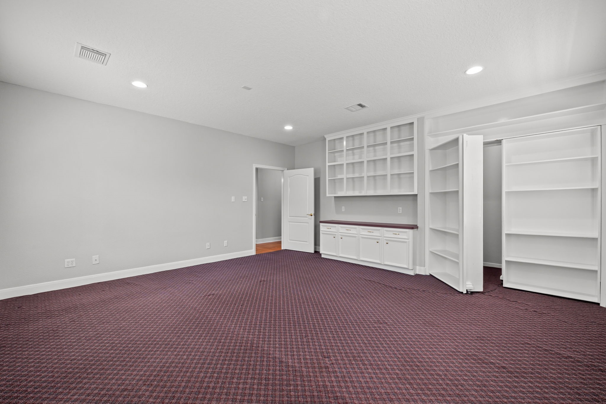 6410 Old Chocolate Bayou Road Manvel, TX 77578 - Photo 22 of 49 Enhanced by custom built-ins this space is ideal for a study, craft room, game room, etc... the possibilities are endless.
