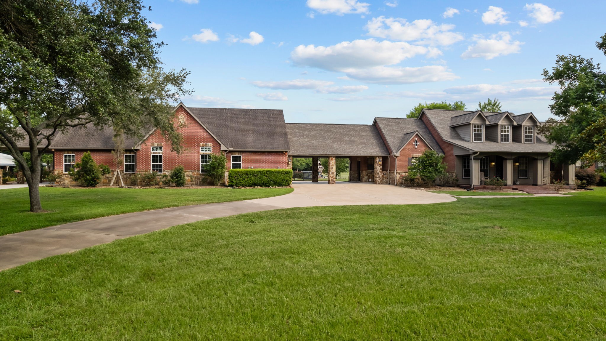 6410 Old Chocolate Bayou Road Manvel, TX 77578 - Photo 27 of 49 Unique dual-home layout offers
exceptional flexibility for
multigenerational living, a guest
suite, or an auxiliary dwelling
unit. Ideal for versatile living
solutions.