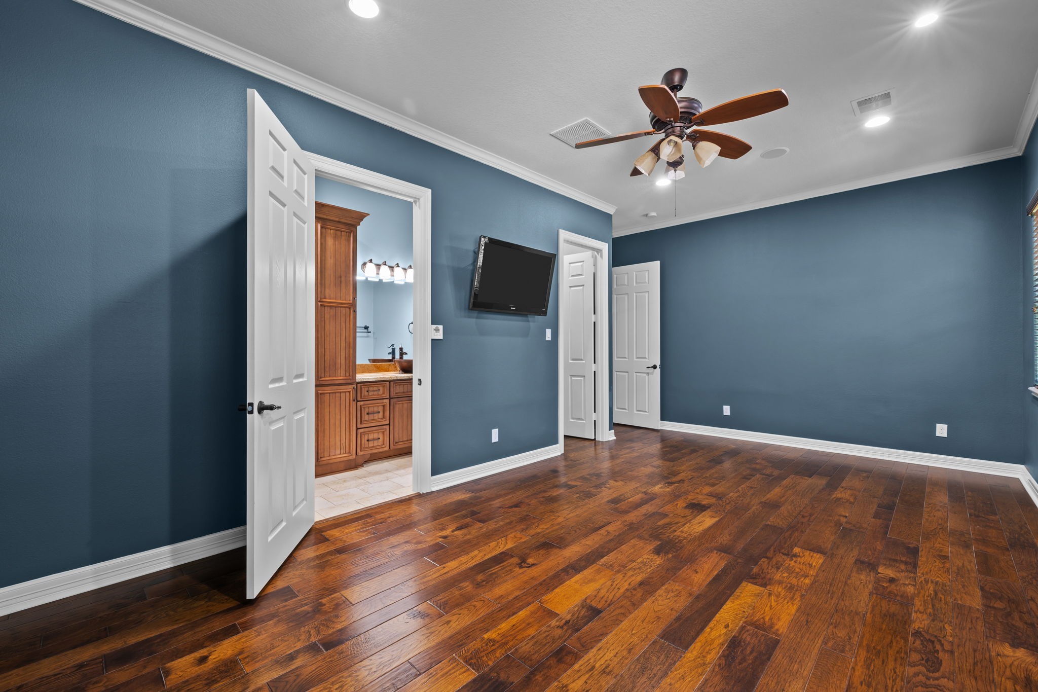6410 Old Chocolate Bayou Road Manvel, TX 77578 - Photo 42 of 49 Inviting secondary bedroom
featuring a private ensuite
bathroom.