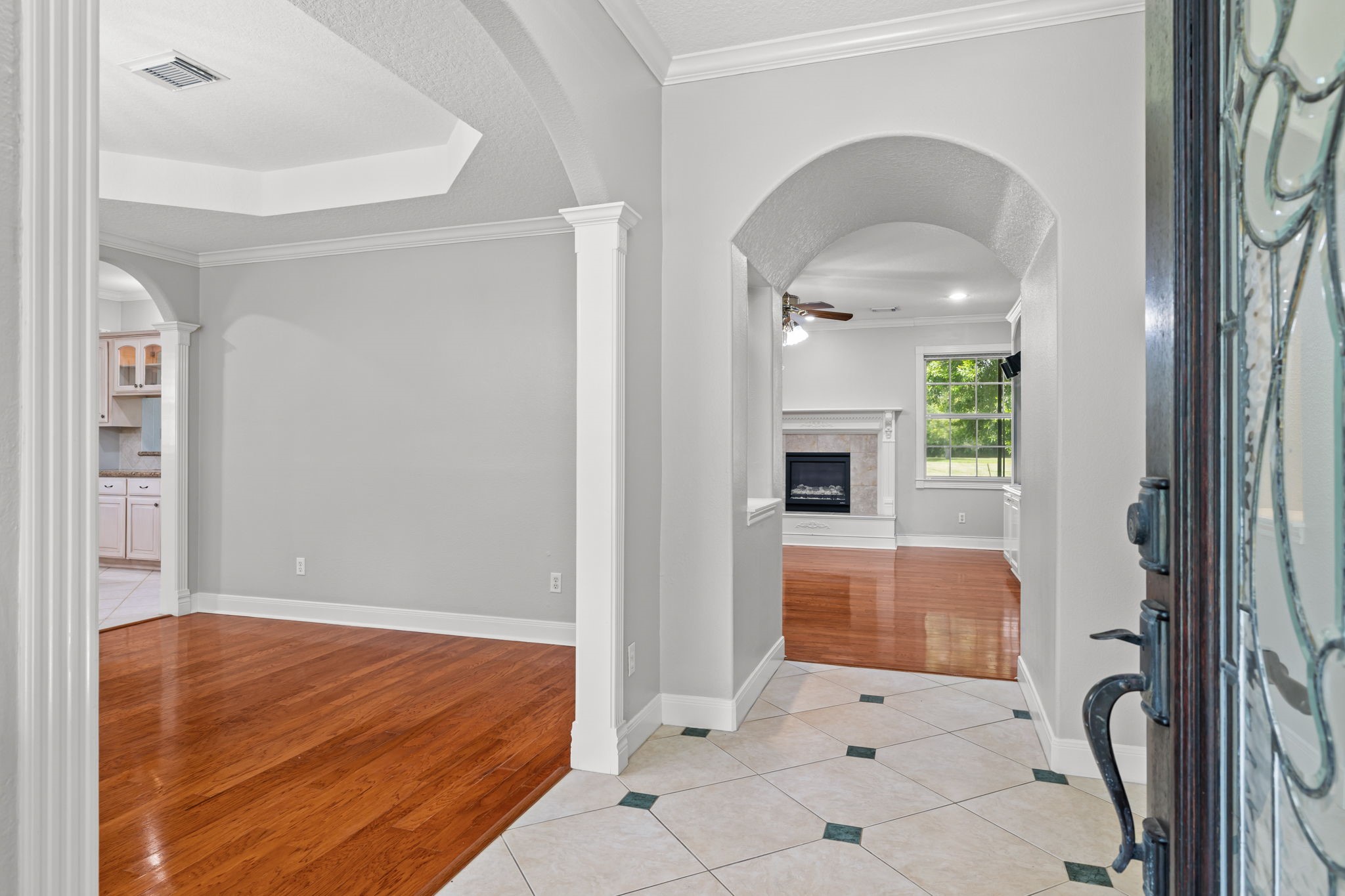 6410 Old Chocolate Bayou Road Manvel, TX 77578 - Photo 7 of 49 Inviting entryway conveniently
adjacent to the formal dining
area.
