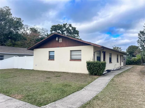 a view of a house with a yard