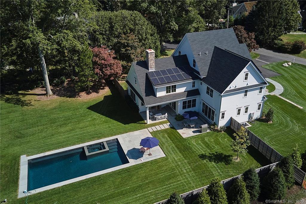a view of a house with backyard