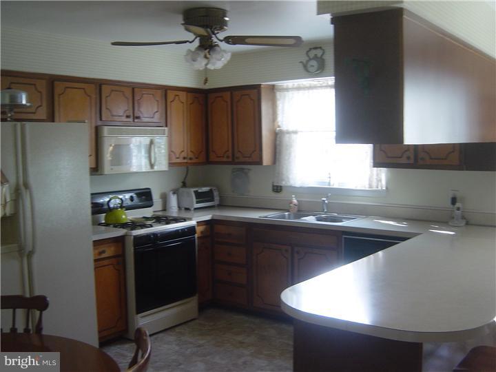 712 Timber Trail Lane Springfield, PA 19064 - Photo 3 of 17 Kitchen