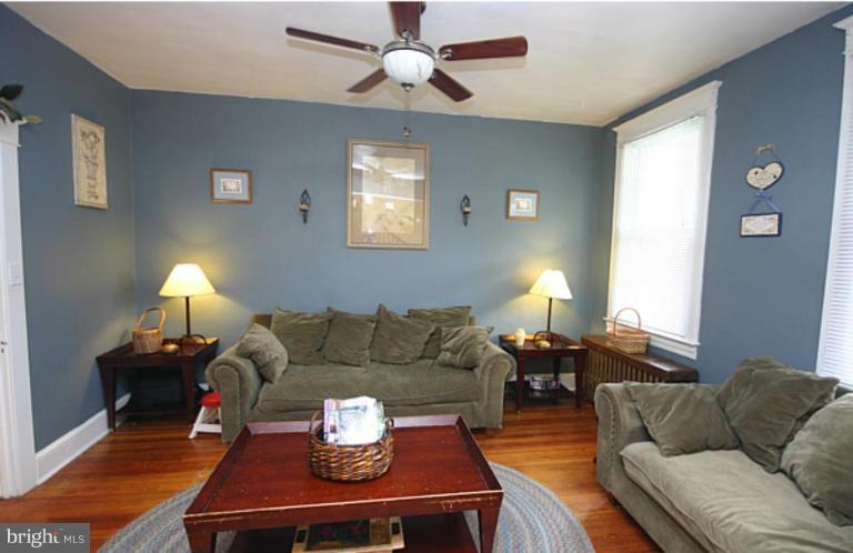 5604 Pilgrim Road Baltimore, MD 21214 - Photo 16 of 20 Living Room