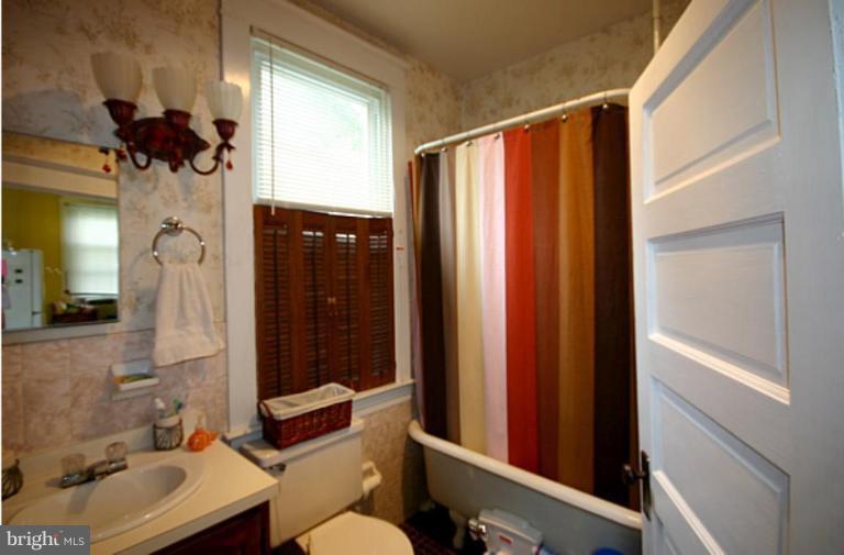 5604 Pilgrim Road Baltimore, MD 21214 - Photo 7 of 20 Main lvl Bath