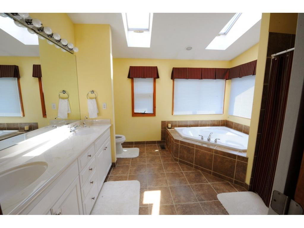 589 Harbor Point Road Butler, TN 37640 - Photo 10 of 22 JETTED TUB WALK IN SHOWER