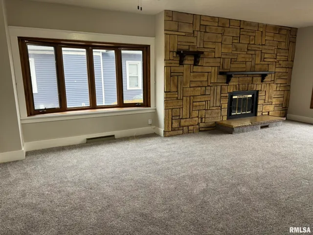 $1,350 | 3122 West Locust Street, Davenport, IA 52804