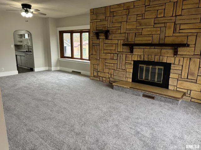 $1,350 | 3122 West Locust Street, Davenport, IA 52804