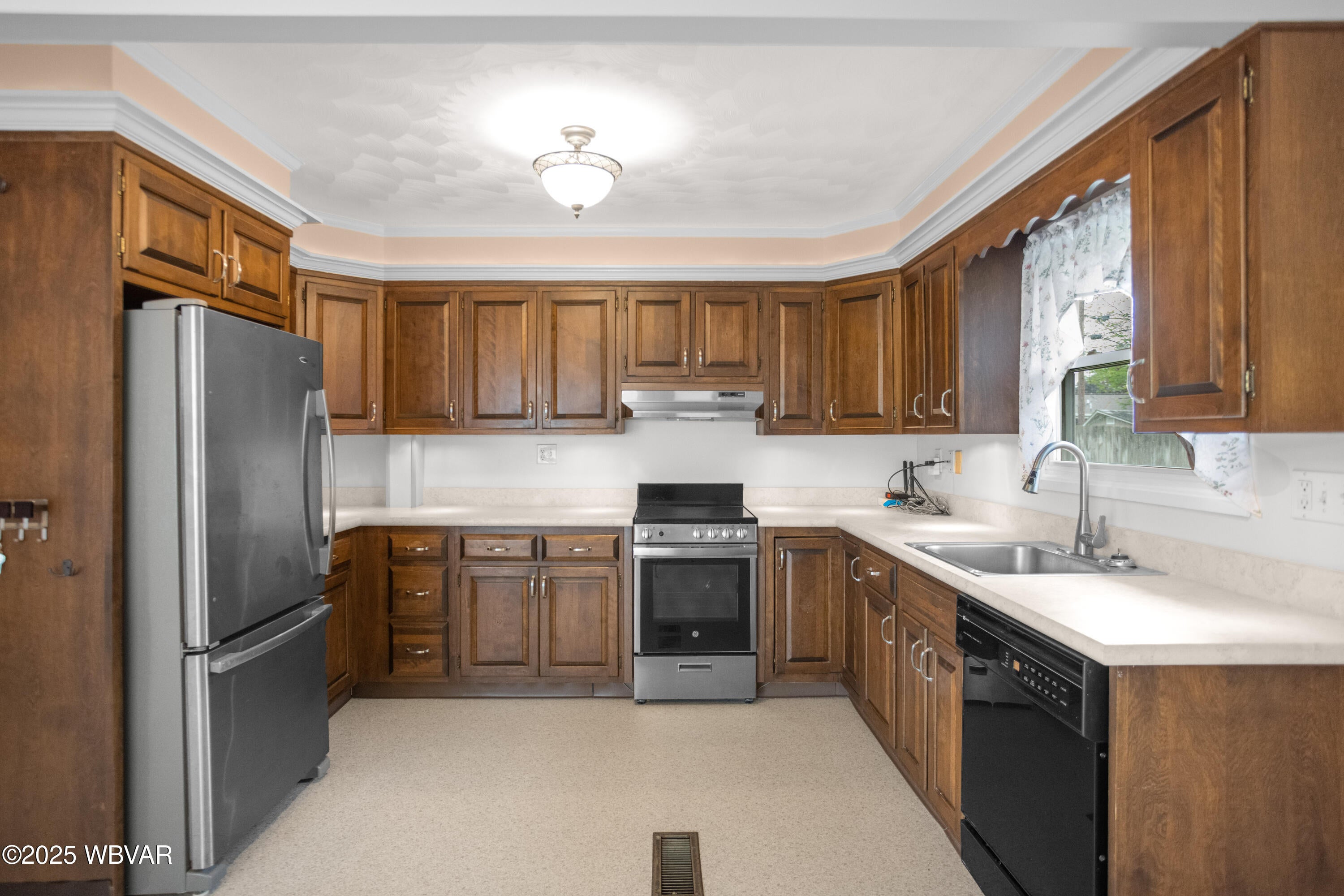 2434 Ritchey Street Williamsport, PA 17701 - Photo 10 of 32 CD6A7028